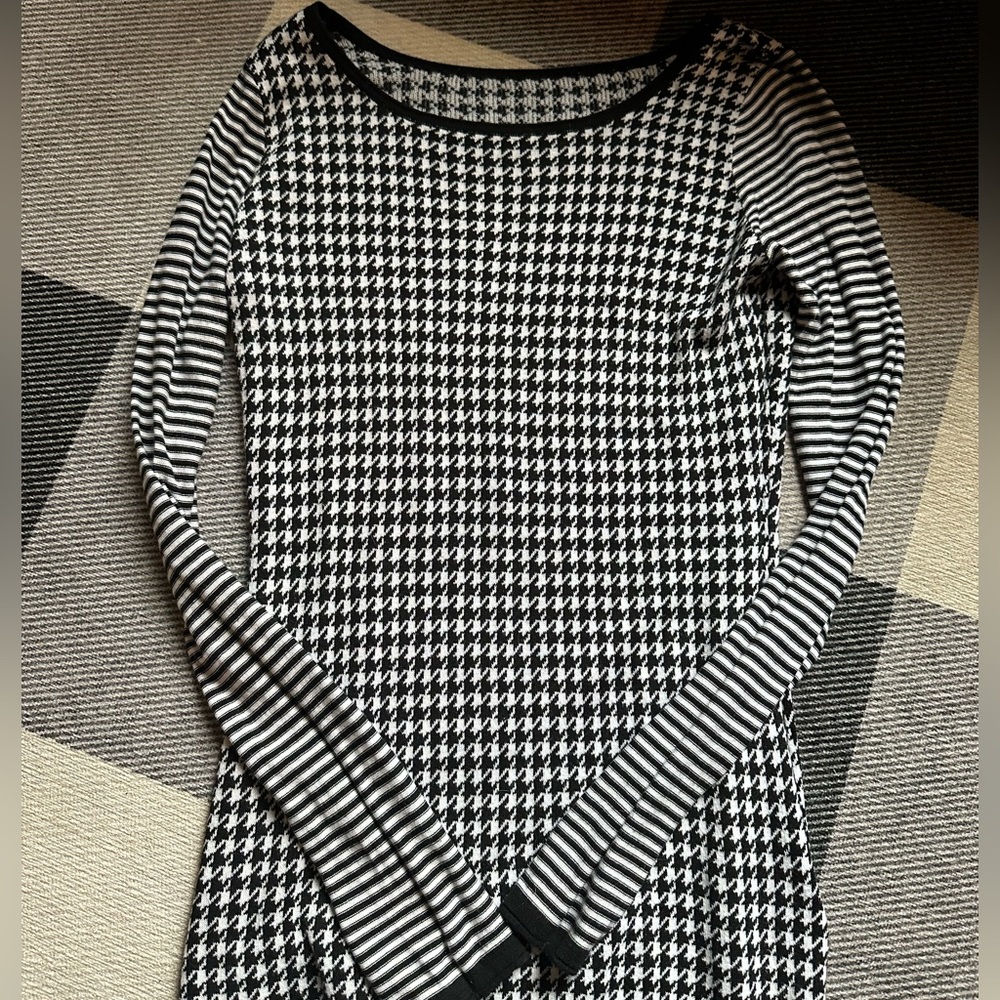 Express Houndstooth Print Medium Top - image 1